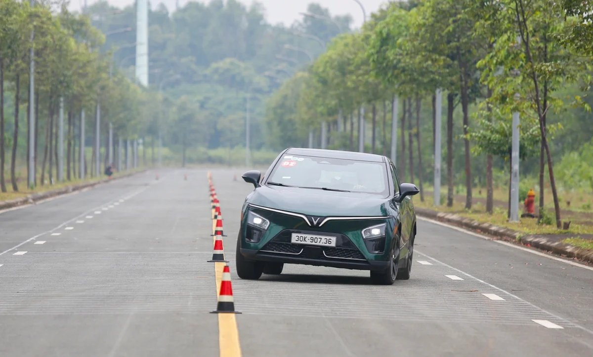 VinFast VF7