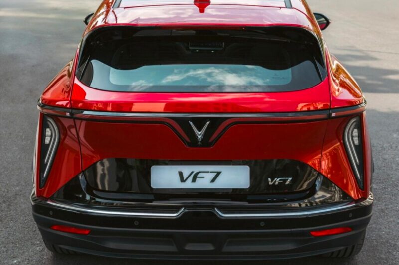 Ngoại thất trực diện đuôi xe ô tô điện VinFast VF7 màu đỏ