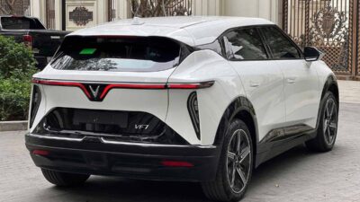 Thiết kế đuôi xe ô tô điện VinFast VF7 màu trắng hiện đại