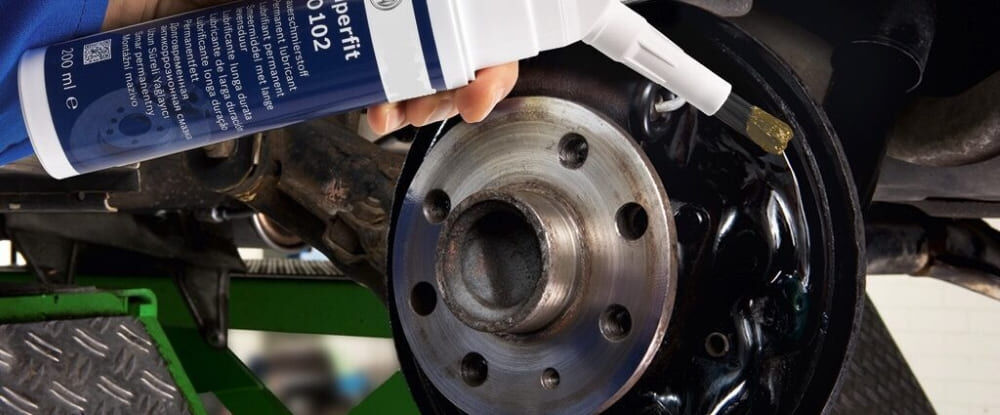 Bôi mỡ lên phanh giúp có tác dụng loại bỏ tiếng kêu của hệ thống phanh trong quá trình di chuyển 