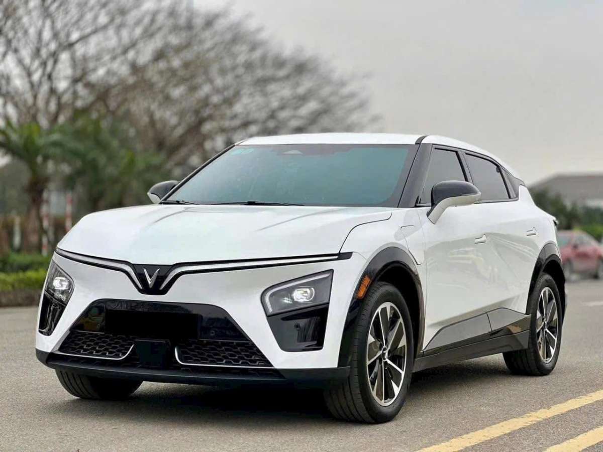 VinFast VF7